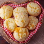 Pão de queijo com creme de leite dourado e quentinho