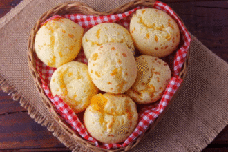 Pão de queijo com creme de leite dourado e quentinho